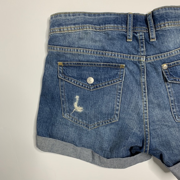 H&M women’s distressed cuffed denim shorts sz.8 - Picture 3 of 11